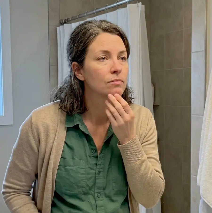 Mujeres en la mediana edad que utilizan una rutina de bienestar natural