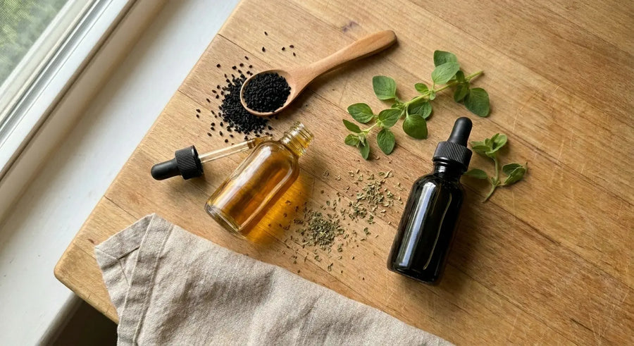 Mujeres en la mediana edad que utilizan una rutina de bienestar natural