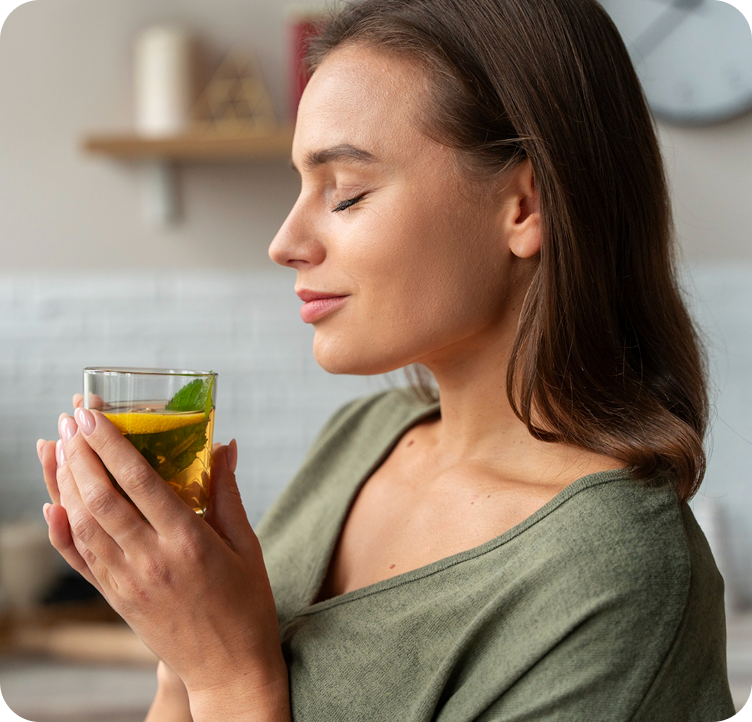 Woman holding a glass of tea with a blurred background